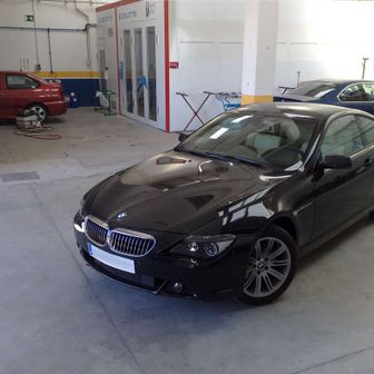 Valauto Motor coche negro en el taller