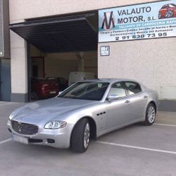 Valauto Motor auto gris fuera del taller